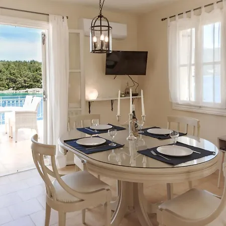 Captain's Quarters At Fiscardo Waterfront-feel The Breeze Apartment