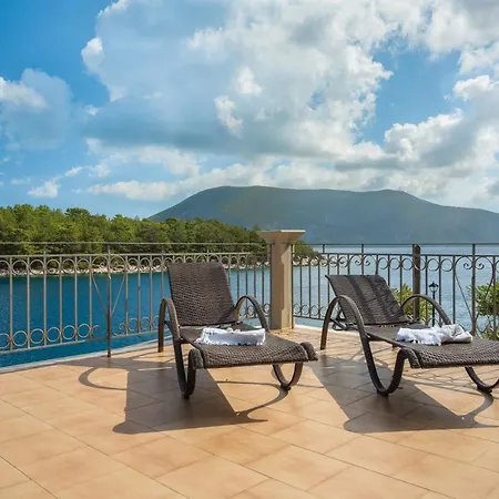Captain's Quarters At Fiscardo Waterfront-feel The Breeze *