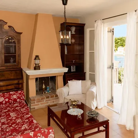 Captain's Quarters At Fiscardo Waterfront-feel The Breeze Apartment *