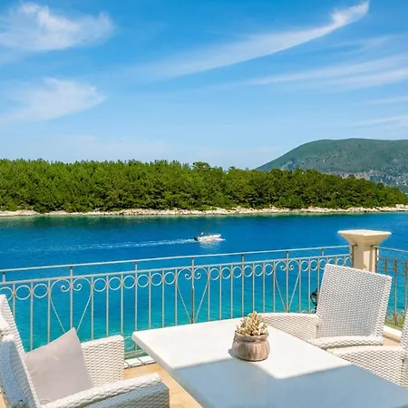 Apartment Captain's Quarters At Fiscardo Waterfront-feel The Breeze