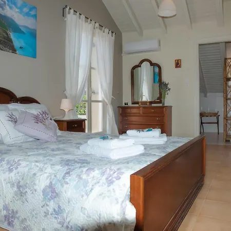 Captain's Quarters At Fiscardo Waterfront-feel The Breeze Apartment